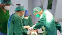 Walau Penuh Keterbatasan, Tim Medis Unhas Berhasil Operasi Sejumlah Korban Terkena Reruntuhan Gempa di Sulbar