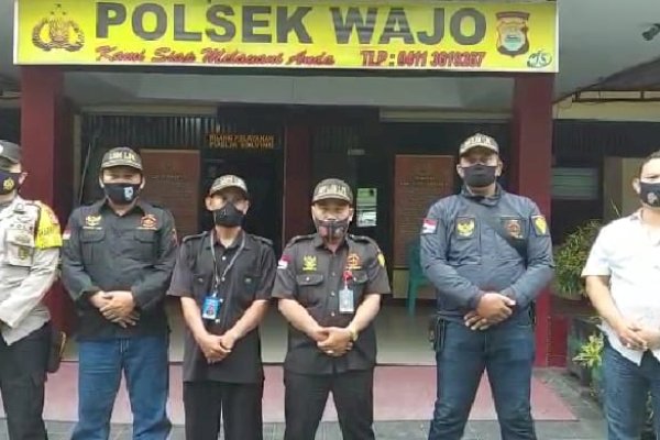 Pria di Makassar yang Ngamuk di Bank Tak Pakai Masker Kini di Depan Kantor Polisi: Maafkan Kami Seluruh Rakyat Indonesia 