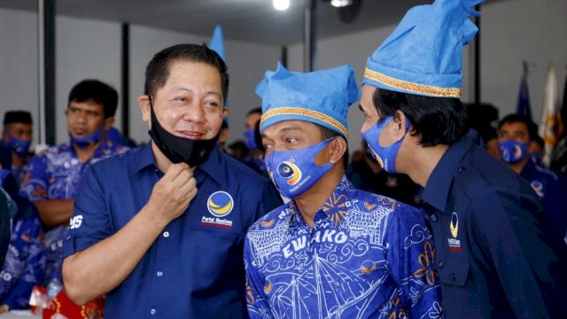 Ketua DPW NasDem Sulsel Rusdi Masse (kiri) bersama kadernya, Syaharuddin Alrif dan Rudianto Lallo