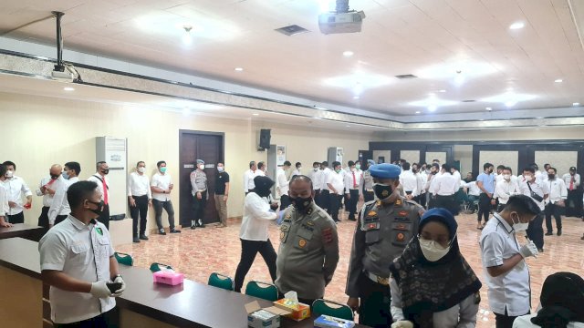 Tes urine 110 personel Satnarkoba Polrestabes Makassar, Senin (22/2/2021). 