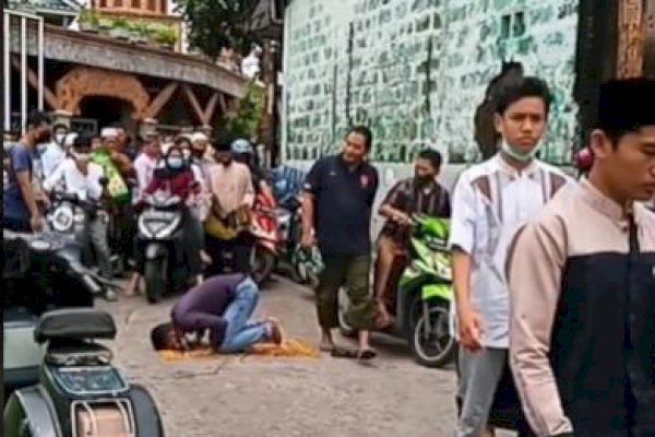 Viral Pria Khusyuk Salat di Tengah Jalan, Langsung Panen Pujian