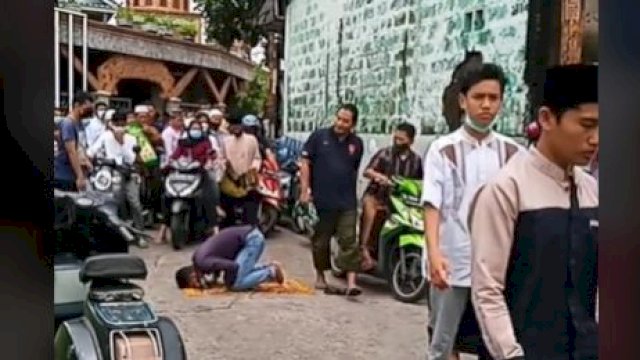 Viral Pria Khusyuk Salat di Tengah Jalan, Langsung Panen Pujian