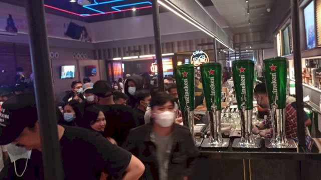 Patroli gabungan membubarkan pengunjung di tempat hiburan malam di Makassar