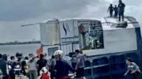 VIDEO: Detik-detik Kepanikan Penumpang Kapal Feri di Sambas Kalbar saat Terbalik