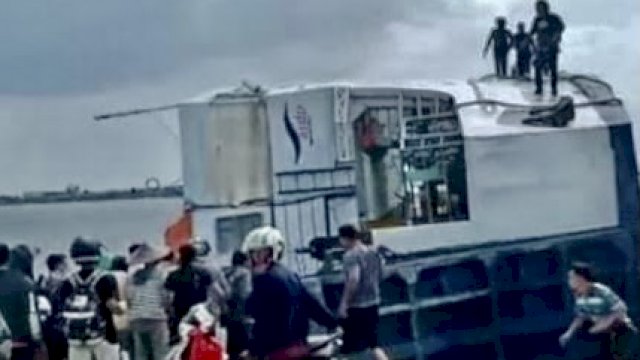 Kapal Feri di Sambas Kalbar Terbalik (FOTO:INT)