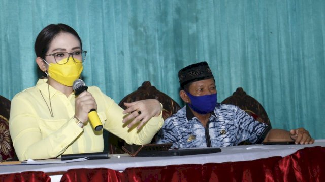 Program Kementerian Diadukan Warga ke Legislator Golkar Sulsel Debbie Saat Reses