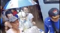 VIDEO: Pasangan Pengantin di Jakarta Gunakan Baskom Arungi Banjir ke KUA