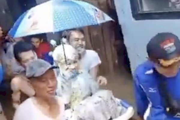 VIDEO: Pasangan Pengantin di Jakarta Gunakan Baskom Arungi Banjir ke KUA