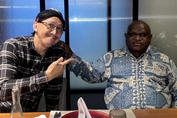 Begini Ekspresi Abu Janda Saat Bertemu  Natalius Pigai