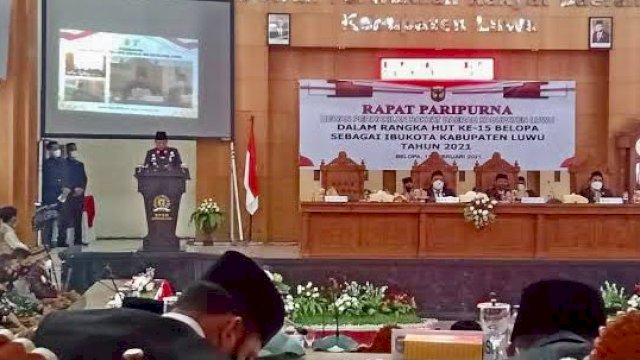 Bupati Luwu Basmin Mattayang di HUT ke-15 Kota Belopa