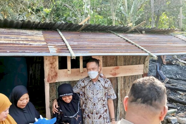 Legislator NasDem Sulsel Mizar Roem Santuni dan Beri Semangat Korban Kebakaran di Sinjai