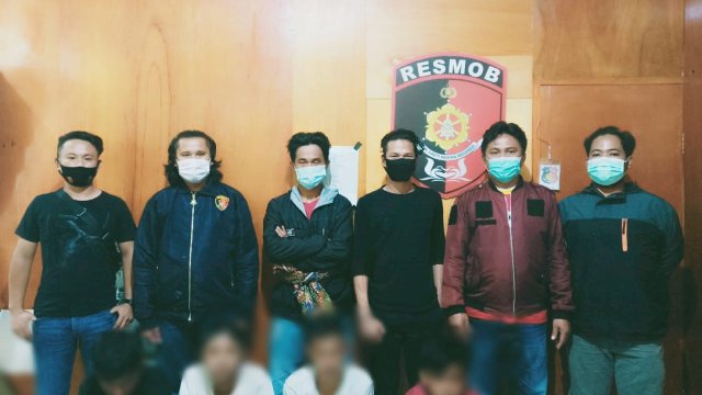 Empat pelaku kasus pemerkosaan remaja 14 tahun di Toraja Utara (jongkok). 