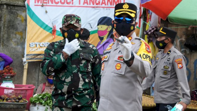 Putus Penularan Covid-19, Kapolres Toraja Utara Bagikan Sepuluh Ribu Masker