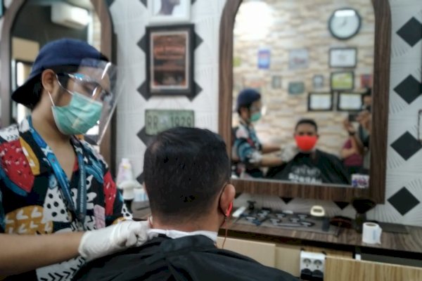 Cukur Rambut Aman, Finleys Barbershop di Makassar Terapkan Protokol Ketat