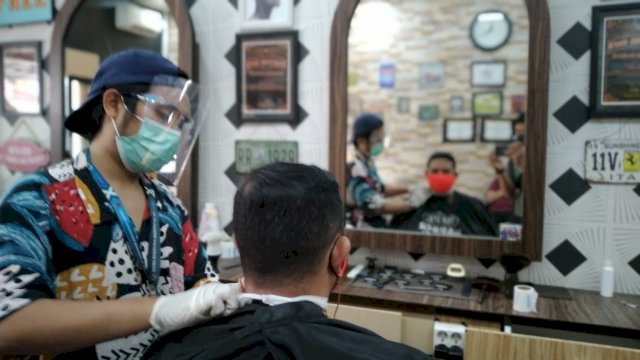 Finleys Barbershop di Makassar Terapkan Protokol Ketat