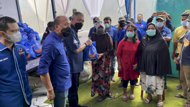 Ketua Fraksi NasDem DPR RI Ahmad M Ali bersama Saan Mustofa menyerahkan bantuan kepada korban banjir di Karawang