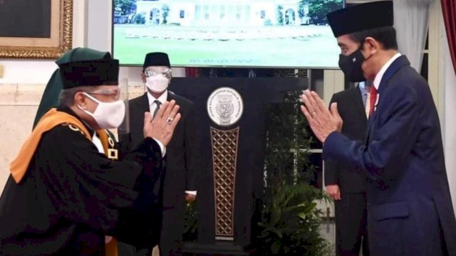 Presiden RI Jokowi, melantik Andi Samsan Nganro sebagai Wakil Ketua MA Bidang Yudisial, di Istana Negara, Jakarta, Senin (15/2/2021).