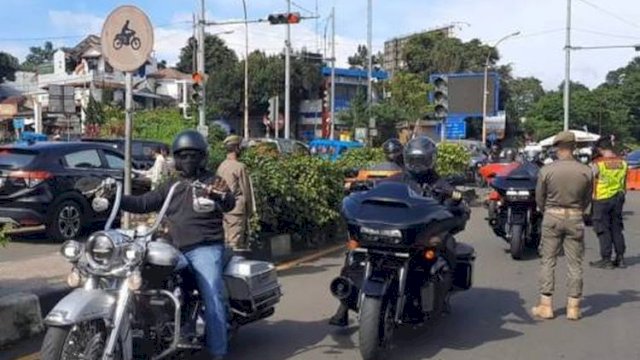 Rombongan moter gede (moge) lolos pemeriksaan ganjil genap di Bogor