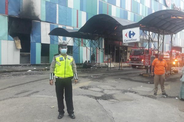 Perlu Waktu Belasan Jam Berjibaku Padamkan Api Kebakaran di Mal Panakkukang Makassar