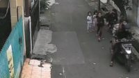 VIDEO: Aksi Jambret HP Anak yang Lagi Main di Jalan, Pelakunya Sudah Diborgol Polisi