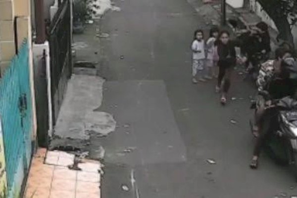 VIDEO: Aksi Jambret HP Anak yang Lagi Main di Jalan, Pelakunya Sudah Diborgol Polisi