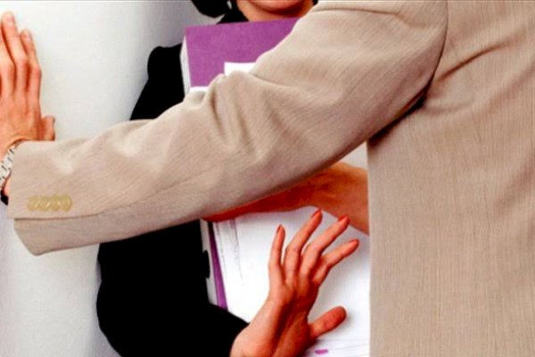 Kepala Bank di Bantaeng Sulsel Tiba-tiba Cium Pipi Karyawati yang Sedang Bekerja