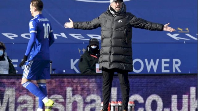 Pelatih Liverpool, Jurgen Klopp tak henti-hentinya mempertanyakan pemainnya yang terus berbuat kesalahan di lapangan. Liverpool kalah di kandang Leicester City dan harus rela gelar juaranya hilang musim ini. (Foto: Skysports).