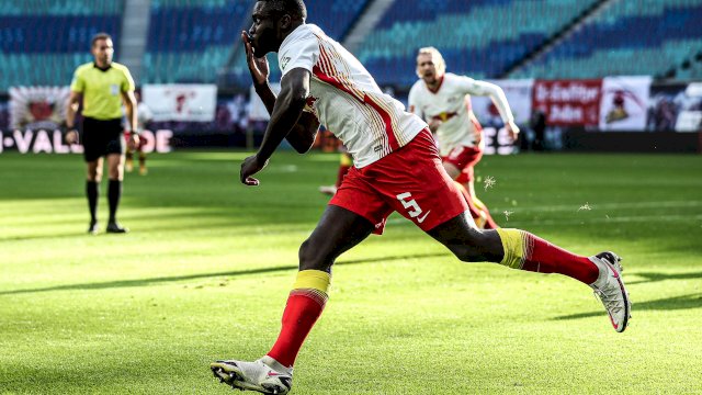 Bek tengah RP Leipzig, Dayot Upamecano resmi bergabung Bayern Munchen musim depan. 