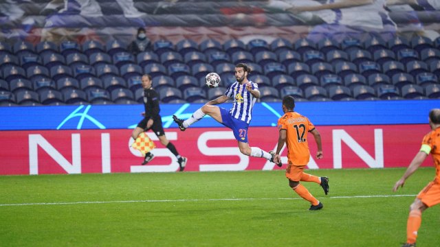 FC Porto menjadi satu-satunya tuan rumah yang memetik kemenangan ats tamunya di leg pertama 16 besar Liga Champions 2020/2021. Porto menang atas Juventus. Sementara tujuh tuan rumah lain dikalahkan tamunya. 