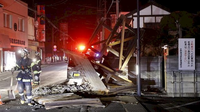 Sebuah bangunan terlihat runtuh di jalan setelah gempa bumi di Koorimachi, prefecutre Fukushima, timur laut Jepang. 