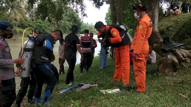 Petugas gabungan yang mempersiapkan peralatan untuk melakukan pencarian di Sungai Walanae, Bone