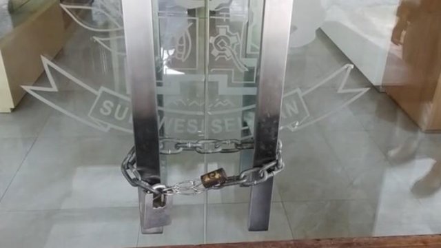 Pintu kantor Dinas PU Sulsel disegel KPK. 