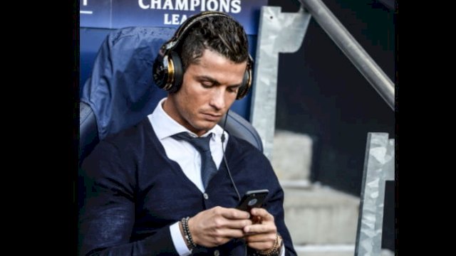 Cristiano Ronaldo memainkan ponselnya. Jumlah follower sosial media striker Juventus ini mencapai 500 juta. 