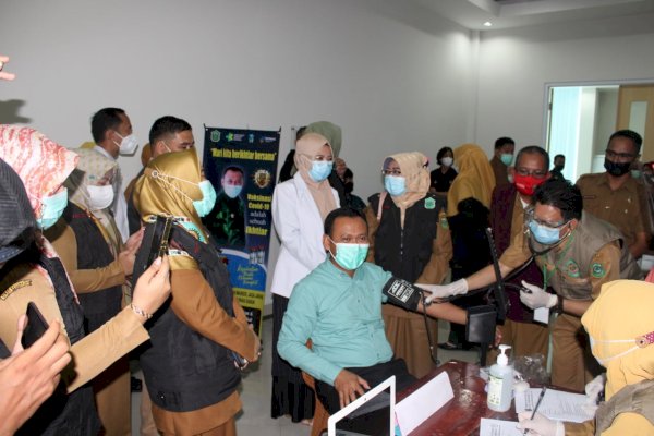 Vaksinasi Covid-19: Pejabat Publik dan Tenaga Kesehatan Disuntik Pertama di Takalar Sulsel
