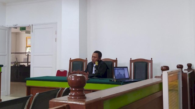 Pengacara Wakil Ketua DPRD Takalar, Nasrullah Salam SH saat membacakan Eksepsi di Pengadilan Negeri Makassar