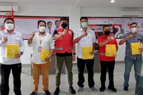 Achmad Daeng Se’re Terima APD dari Ketua PMI Sulsel Adnan IYL