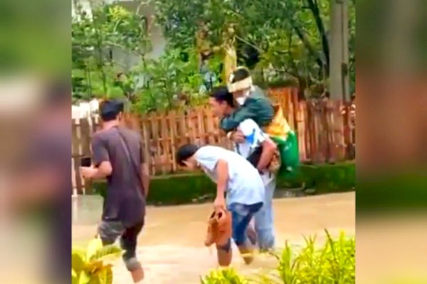 VIDEO Perjuangan Pengantin Pria di Barru Sulsel Harus Digendong Terobos Banjir
