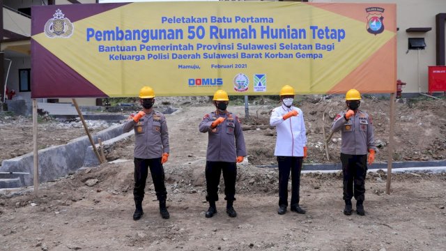 Kapolri Jenderal Polisi Listyo Sigit Prabowo meresmikan program bantuan rumah untuk anggota Polri yang menjadi korban bencana gempa di Sulbar, Jumat (12/2/2021). Foto: tribratanews. 