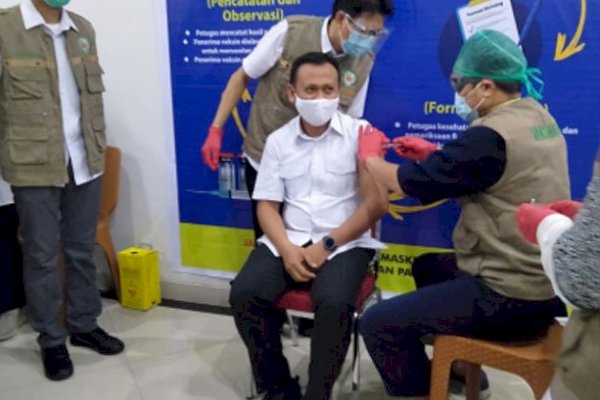 Penuhi Syarat, Bupati Syamsari Kitta Jalani Vaksinasi