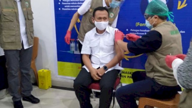Penuhi Syarat, Bupati Syamsari Kitta Jalani Vaksinasi
