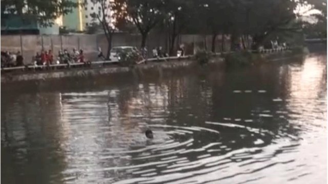 Pria diduga pelaku jambret yang nekat lompat ke sungai Kanal Pampang, Kamis (25/2/2021).