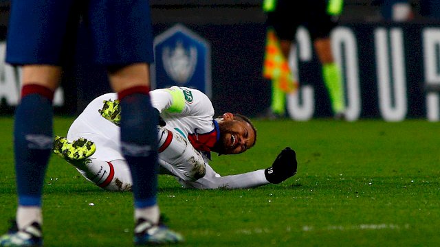 Neymar mengerang kesakitan di laga melawan Caen, Kamis (11/2/2021). Hasil pemeriksaan mengharuskan Neymar absen selama empat pekan. 