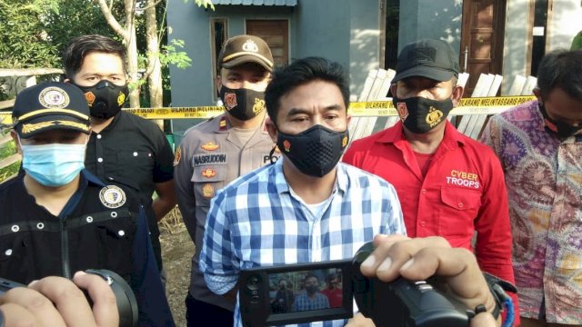 Polisi memberikan keterangan usai olah TKP peluru nyasar di Kabupaten Gowa, Selasa (16/2/2021). 