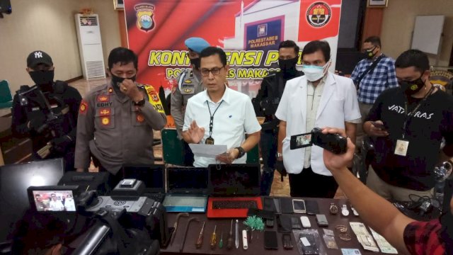 Barang bukti berupa hasil kejahatan dan alat-alat yang digunakan kakak beradik di Makassar, Sulsel mebobol rumah. 