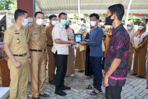 Sentuh Mileneal, Bupati Syamsari Kitta Beri Langsung E-KTP Warga Takalar 17 Tahun