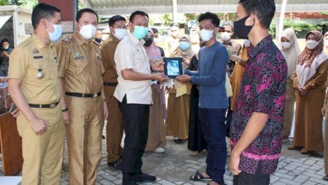 Sentuh Mileneal, Bupati Syamsari Kitta Beri Langsung E-KTP Warga Takalar 17 Tahun