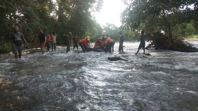 Proses evakuasi jasad Arjun, pemuda yang tenggelam di Sungai Binuang, Bone, Selasa (16/2/2021).