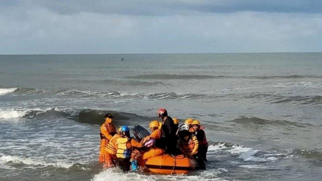 Perjuangan Tim Gabungan Bersama BPBD Takalar Cari Pelajar yang Tenggelam di Pantai Gusung Galesong