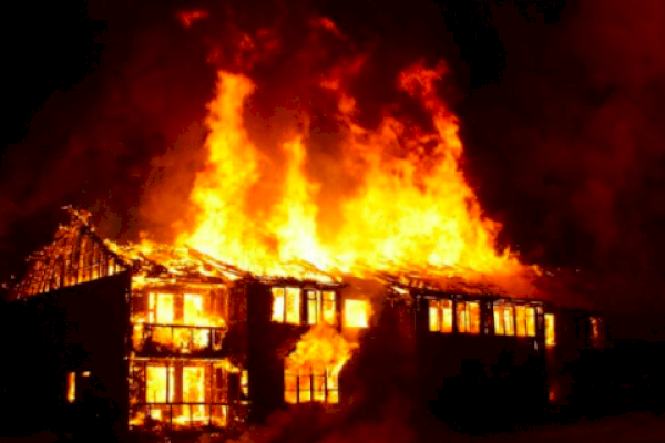 Kerjasama Damkar Takalar, Personel Polisi dan Warga Berhasil Padamkan Api di Kebakaran Canrego