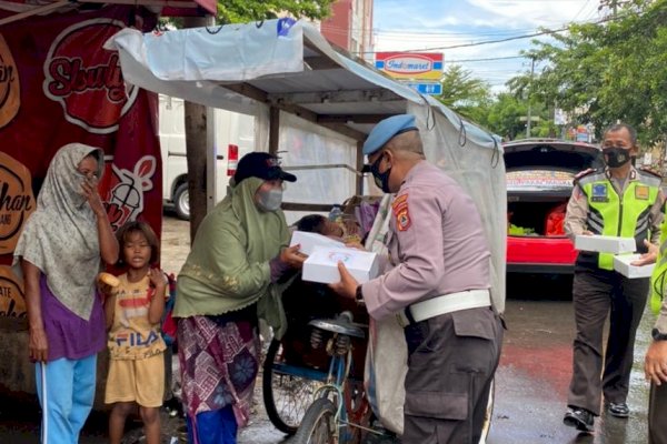 Subhanallah! Polsek Panakkukang Makassar Gelar Program SEJUK, Sedekah Jumat Berkah